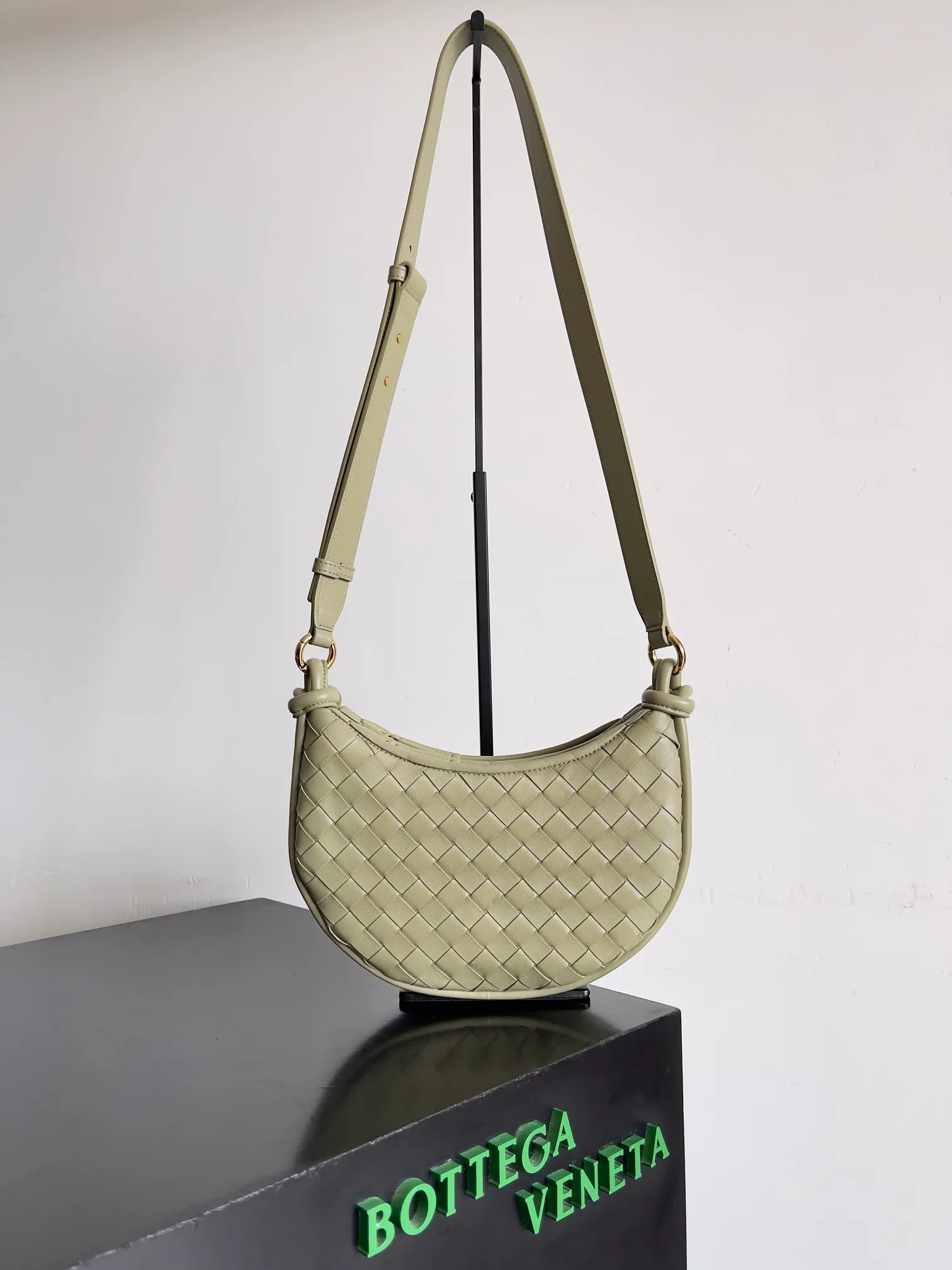 Batch 1720 BOTTEGA VENETA’s new GEMELLI MESSENGER bag Today I want to give you a super invincible and practical crossbody bag, Gemelli·Messenger This bag not only looks simple and elegant, but also has perfect practicality! The light design and lightweight body make it easy to carry whether you are shopping or traveling, making you more mobile! In fact, the shoulder strap is detachable, and you can DIY it by yourself to replace it with a chain or short armpit shoulder strap. Moreover, this shoulder strap will be wider, making it more comfortable to carry on your body! up! up! Style number: 796638 Size: 26*15*8cm